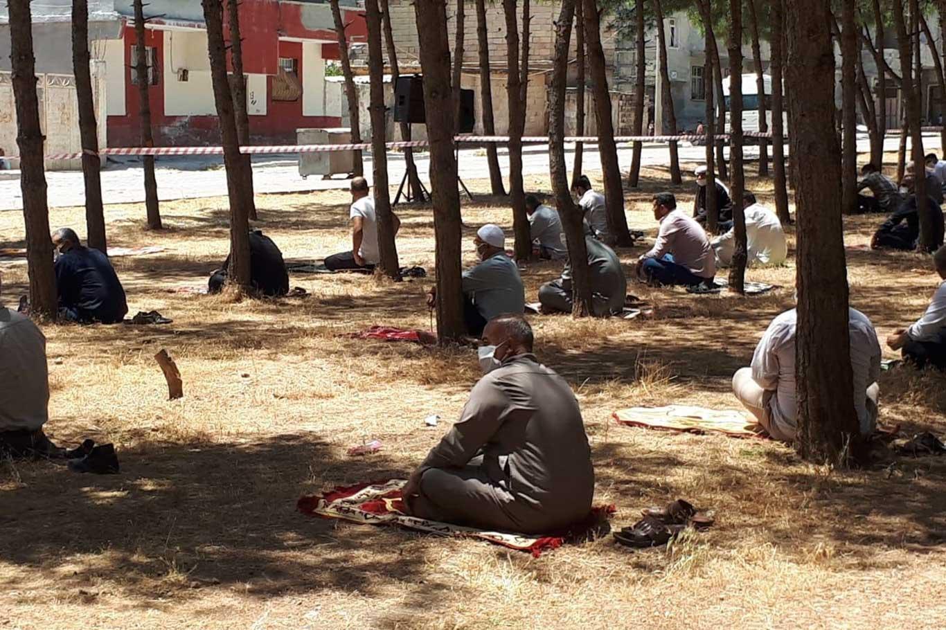 Sınırın sıfır noktası Akçakale'de Cuma heyecanı yaşandı Sınırın sıfır noktası Akçakale'de Cuma heyecanı yaşandı